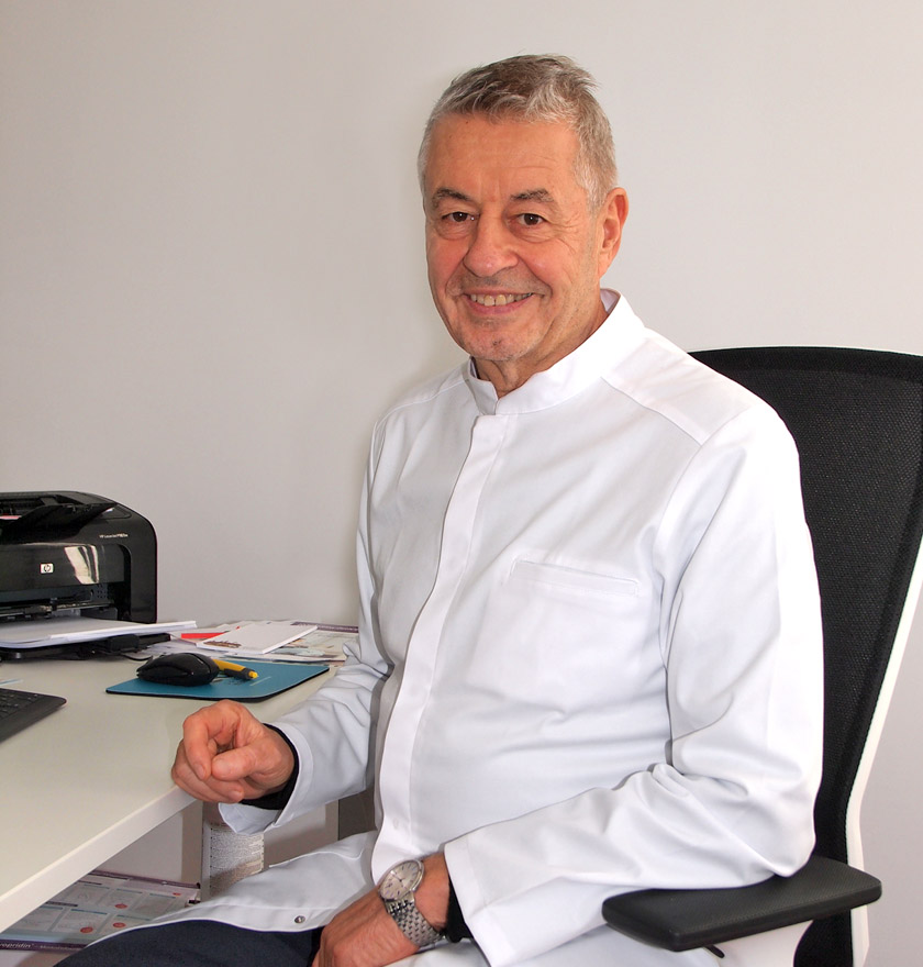 Peter Stojanow sitzt am Schreibtisch