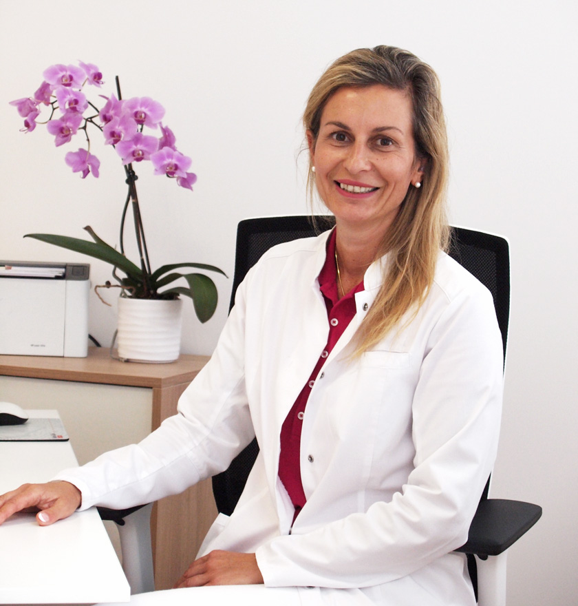 Dr. med. Mina Stoyanova sitzt am Schreibtisch